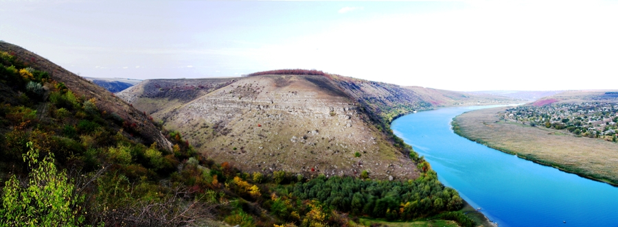 Панорама с видом части ущелья Ципова и излучиной Днестра. Осень