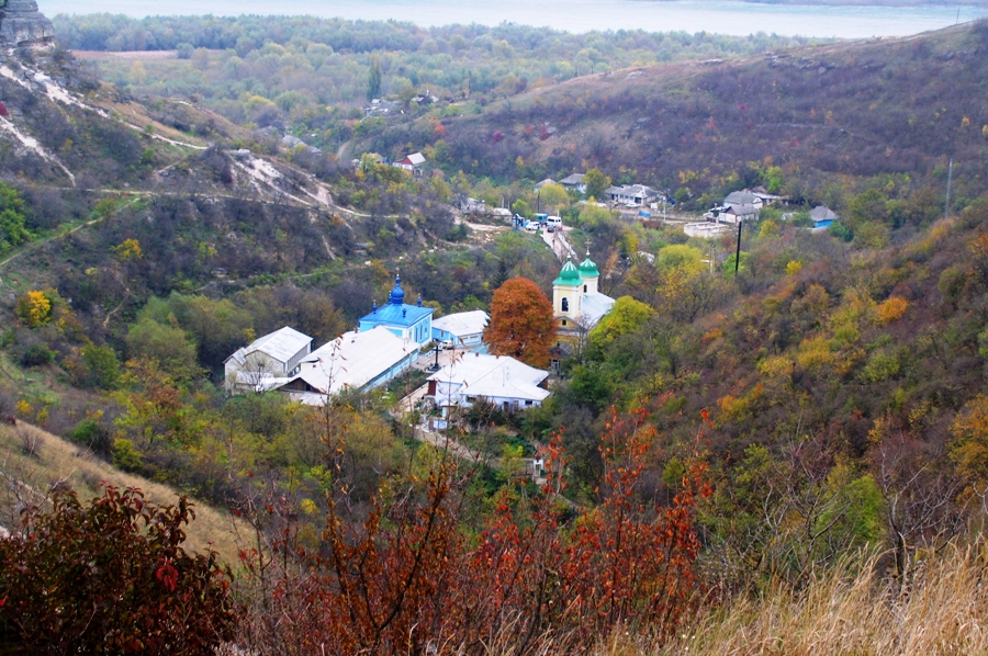 Вид на монастырь Сахарна с плато на вершине ущелья (ближний план) осенью