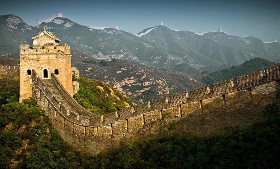 Marele zid chinezesc. A fost construit de către împăratul Shi  Huagdi. Zidul a fost construit între anii 214 - 204 î.Hr., de mii de  ţărani săraci. Construcţia există şi azi, întinzându-se până la 2200 km,  încât este vizibil şi de pe Lună.