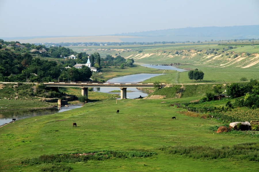 Vedere spre Răut şi podul peste el lîngă satul Ordăşei, Floreşti, plan mediu