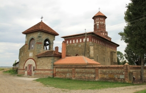 Biserica cu incinta de piatră şi poarta-clopotniţă