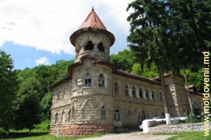 Служебное здание монастыря Рудь (ныне гостиница для паломников) до реконструкции, 2006 год