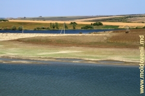 Вид на плотину с берега нижнего течения реки Раковэц