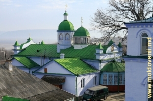 Vedere de pe clopotniţa spre biserica sf. Arhanghel Mihail (de iarnă)