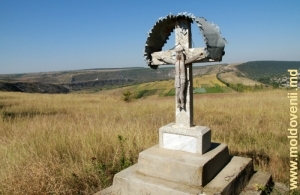 Crucifix vechi în vîrful masivului de stînci deasupra văii Răutului