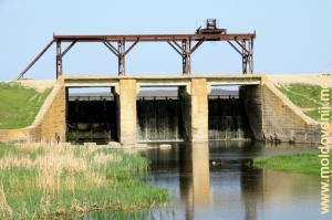Ecluza barajului lacului de acumulare din satul Putineşti