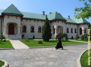 Обновленные настоятельские покои в монастыре Курки, 2009 г.