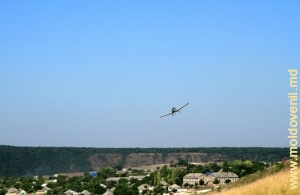 Avion sportiv zburînd deasupra satului Trebujeni