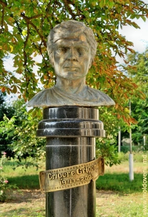 Monumentul actorului Grigore Grigoriu de la Căuşeni