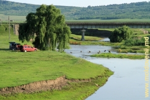 Вид на Рэут и мост через него у села Казанешть, Теленешть