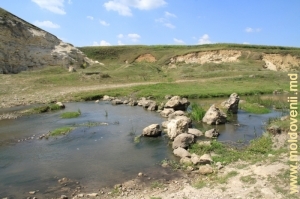 Переправа через реку Лопатник на окраине села Коржеуць