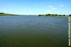 Partea medie a lacului de acumulare Maramonovca de pe rîul Cubolta