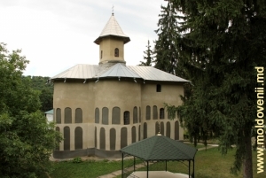 Церковь монастыря Св. Троицы, вид с тыла и сверху (с обломка скалы)