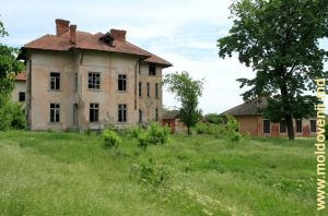 Старые румынские казармы на окраине г. Липкань