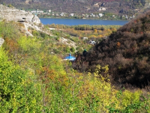 Вид на монастырь и Днестр со склона ущелья Сахарна, Резина