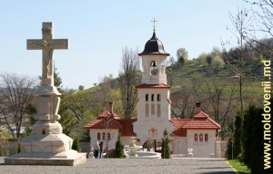 Crucifixul şi clopotniţa de deasupra patului, Mănăstirea Curchi, Orhei, 2010