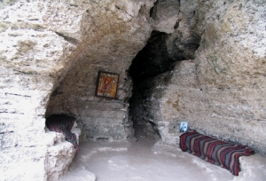 Келья скального монастыря Ципова, 2007 год