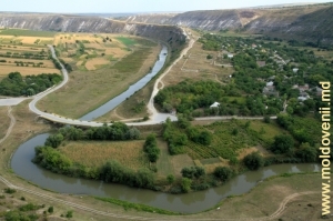 Vedere spre valea rîului, satul Butuceni, Răut şi podul peste el