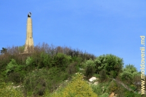 Monumentul Lumînarea Recunoştinţei (Badea Mior) din vîrful Stîncii Bechir