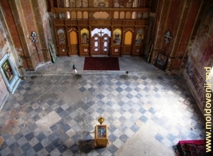 Interior al Bisericii Naşterii Maicii Domnului, Curchi anul 2006