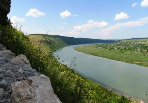 Вид на Днестр от скального монастыря Ципова, лето 2008 года