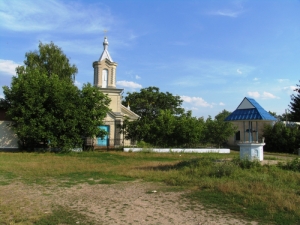 Biserica Sf. Ion Teologul şi fîntîna din centrul satului