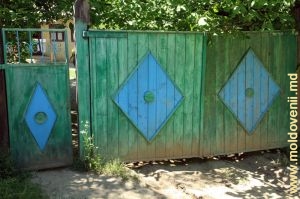 Живописные ворота в селе Леордоая