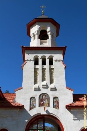 Надвратная колокольня над входом в монастырь Курки, Орхей, 2010 г.