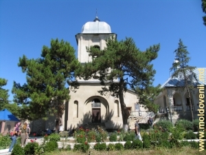 Clopotniţa de la intrarea în Mănăstirea Dobruşa