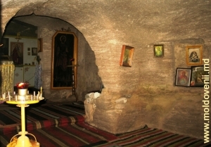 Interiorul bisericii în stîncă a Mănăstirii Japca