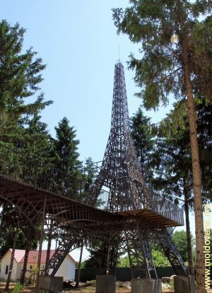 Macheta turnului Eiffel din curtea restaurantului „La Paris”