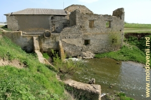 Moara de apă veche din satul Putineşti şi braţul drept al Cuboltei după ieşirea din lacul de acumulare