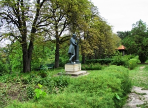 Памятник Пушкину на территории усадьбы работы О. Комова