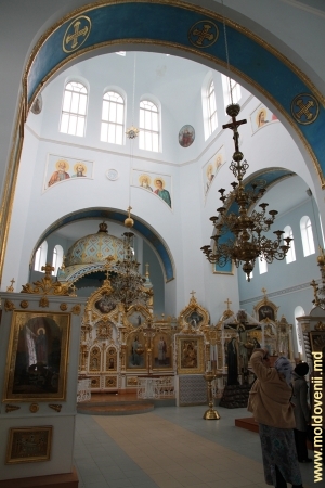 O parte a interiorului bisericii de vară a Mănăstirii Japca