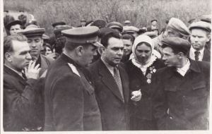 Л. И. Брежнев на районой сельхоз выставке Каменского р-на, 1951