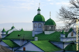 Vedere de pe clopotniţă spre biserica sf. Arhanghel Mihail (de iarnă), plan mediu