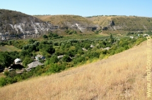 Satul Butuceni din valea Răutului, vedere spre sud-vest