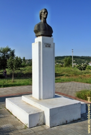 Памятник Михаю Эминеску в Каушанах