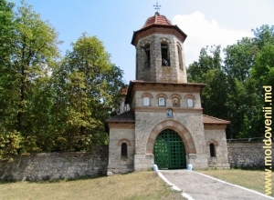 Clopotniţa de deasupra porţii a bisericii de la Cuhureşti
