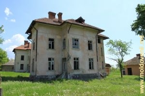 Старые румынские казармы на окраине г. Липкань