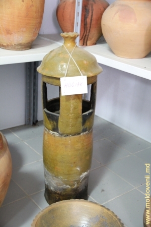 Exponat al muzeului, ţeava de ceramică a cuptorului din muzeul lui Vasile Goncear