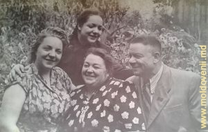 С женой Клавдией Алексеевной, дочерьми Розой и Неллей