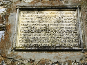Inscripţia votivă (pisania), instalată la dreapta intrării