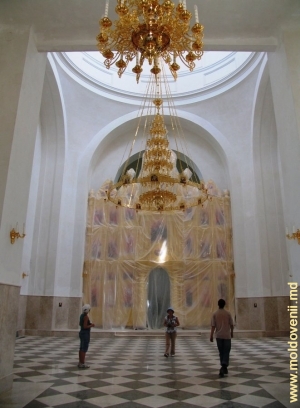 Интерьер летней церкви Богородицы в период реставрации, 2009