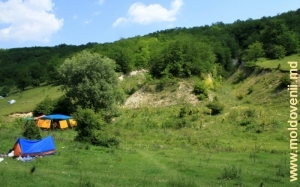 Правый склон ущелья и палатки у его подножья