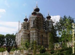 Începutul restaurării bisericii de vară Naşterea Maicii Domnului a Mănăstirii Curchi, anul 2008