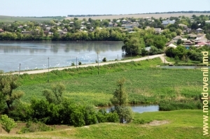 Vederea barajului lacului de acumulare şi a satului Maramonovca
