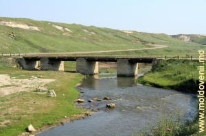 Мост через Рэут у села Штефанешть, Флорешть. Ближний план