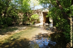 Podul în locul de scurgere al rîului din lacul de acumulare de la Maramonovca