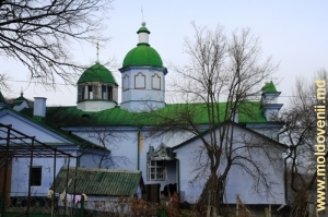 Biserica sf. Arhanghel Mihail (de iarnă), vedere dintr-o parte 